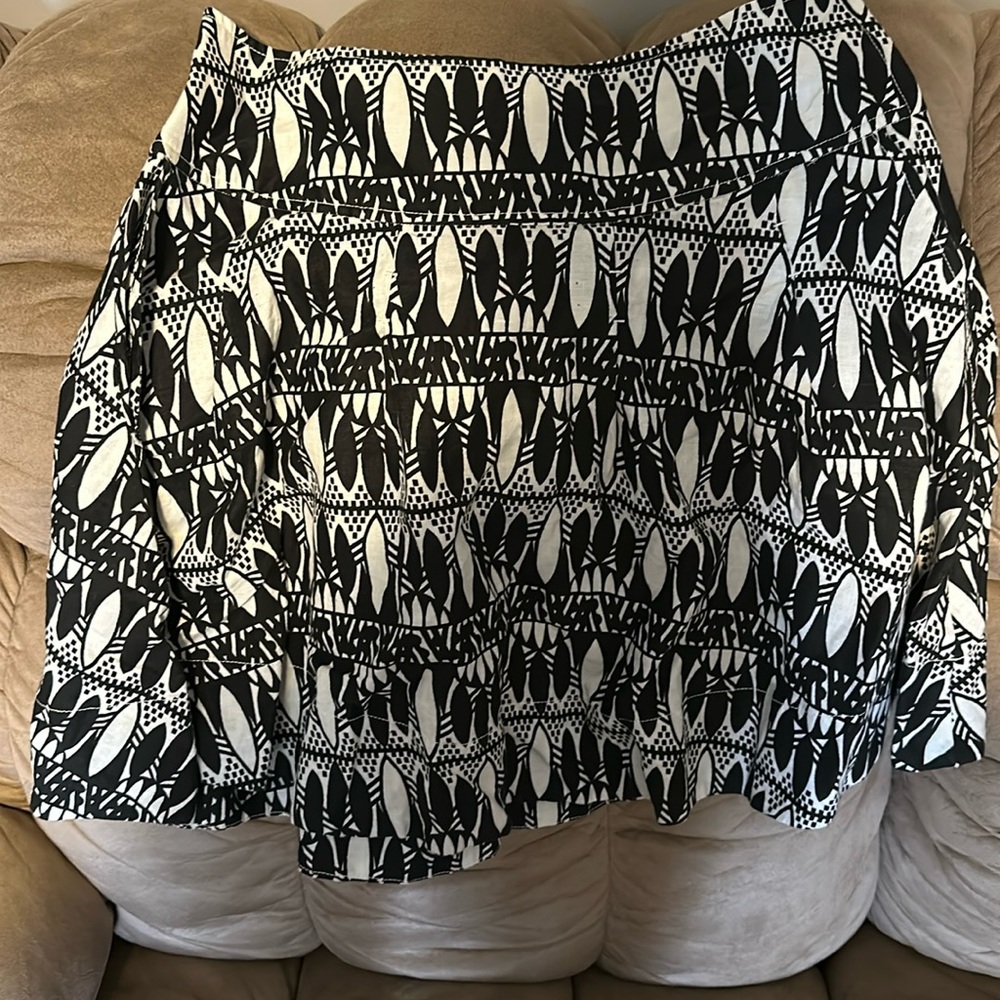 H & M black and white skirt